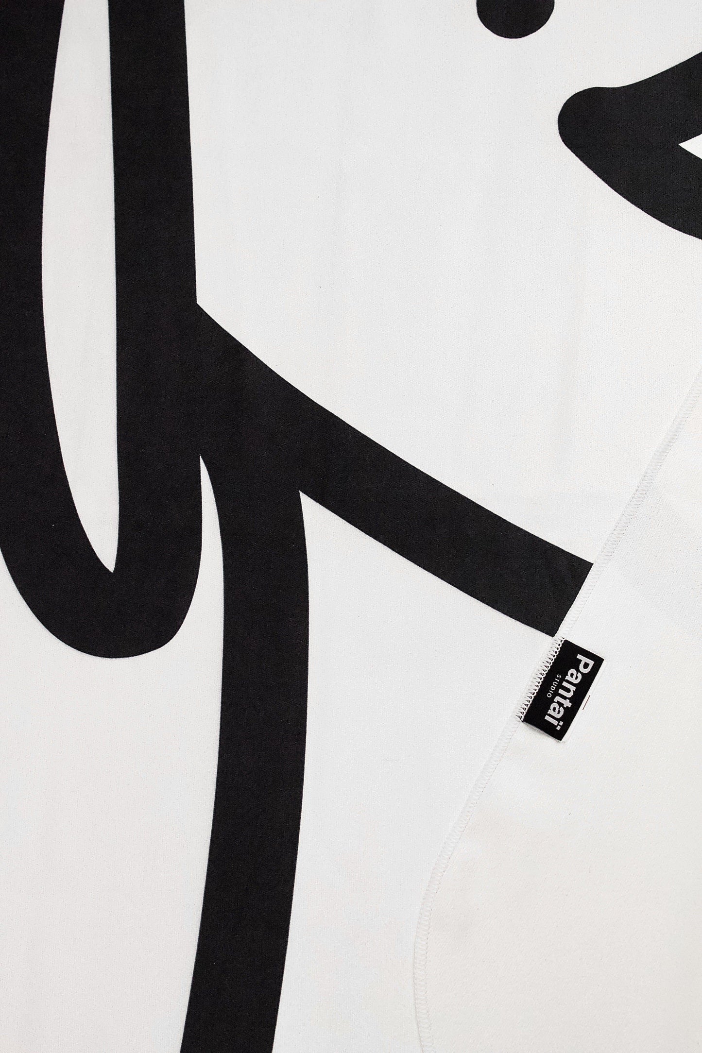 pantai studio - serviette microfibre - havana zoom - bouteilles recyclées - eco-friendly - noir et blanc