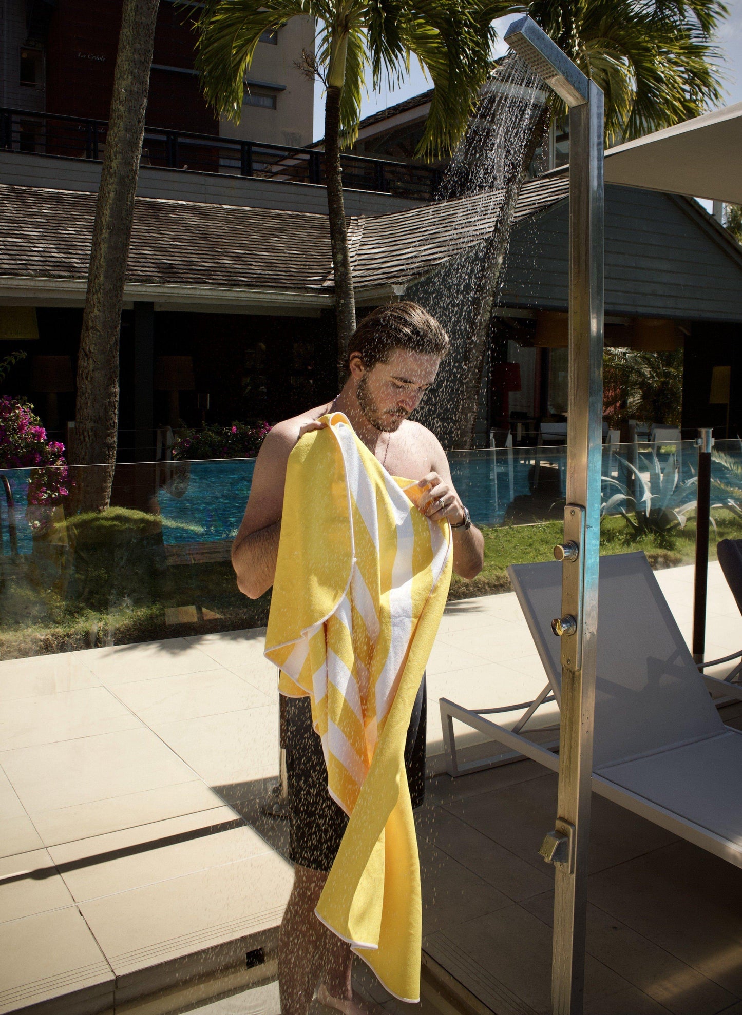 pantai studio - serviette microfibre - tropezienne - bouteilles recyclées - eco-friendly - blanc - jaune - plage - yoga - sport